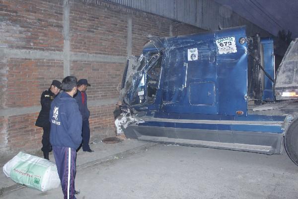 El tráiler que impactó a unidad  quedó a unos 50 metros de distancia y se estrelló contra una pared.