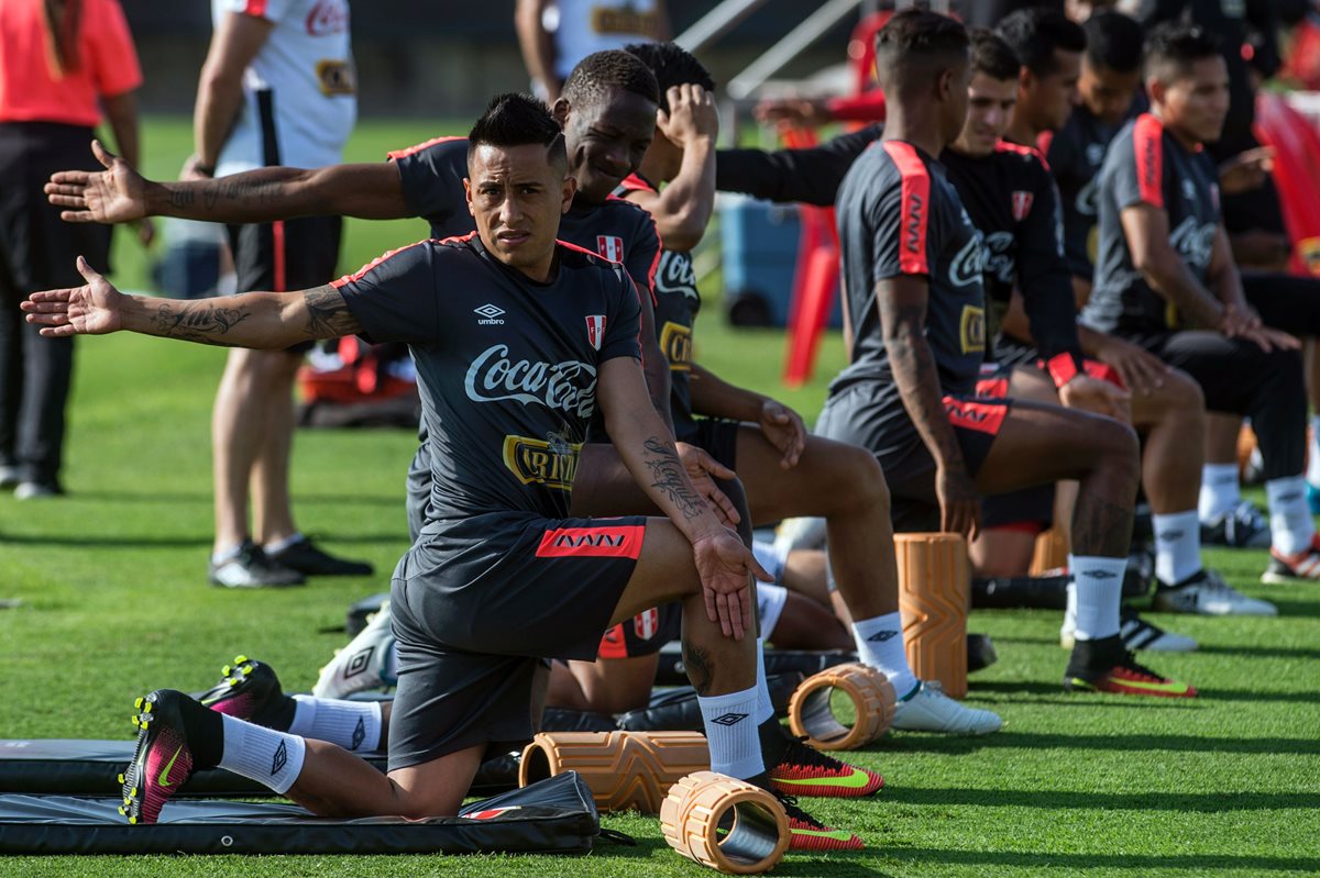 La selección de Perú se prepara para enfrentar a sus similar de Paraguay en Asunción a las 17:30. (Foto Prensa Libre: AFP)