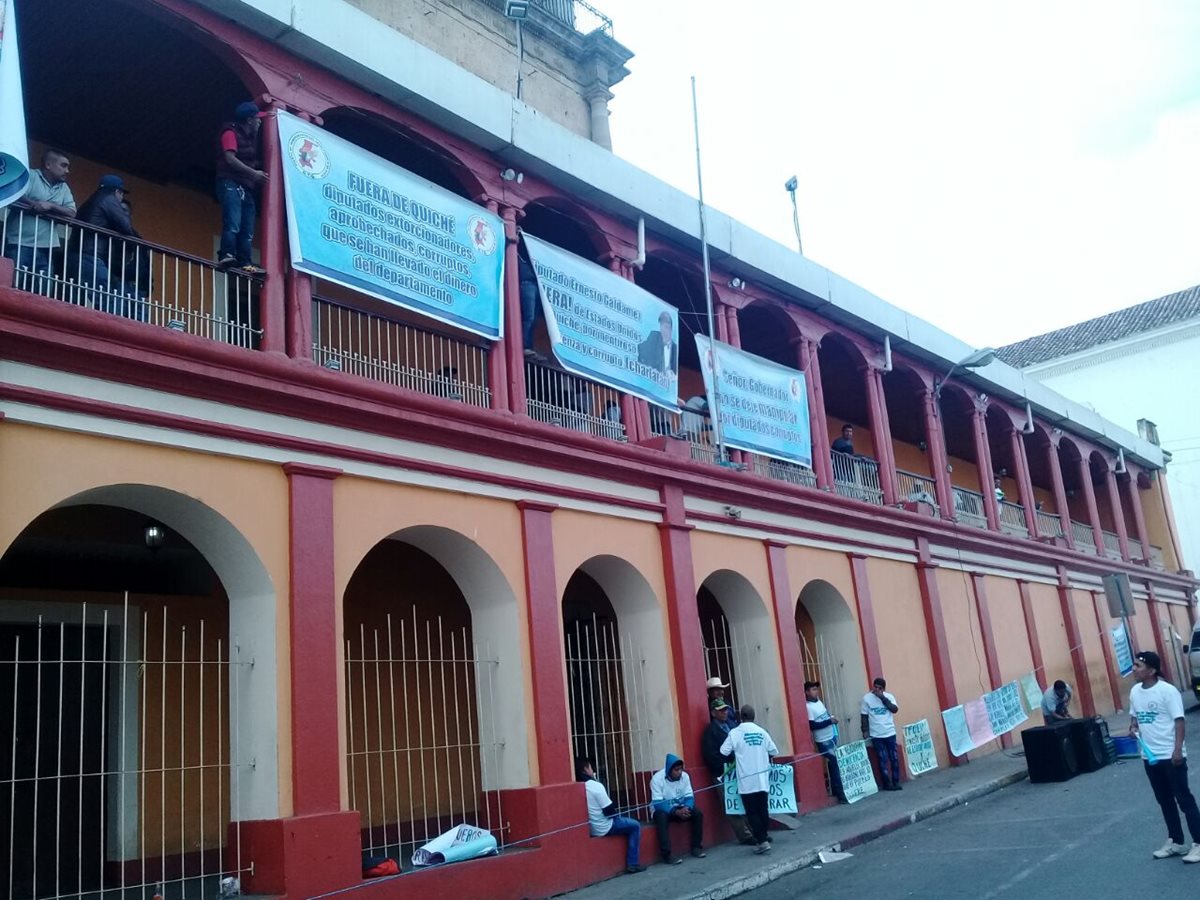 Los inconformes han colocado mantas para rechazar el actuar de diputados por Quiché. (Foto Prensa Libre: Héctor Cordero).