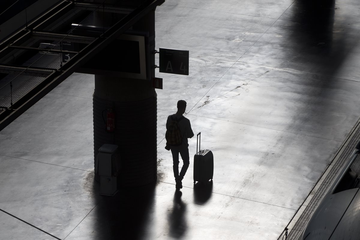 Un hombre camina en la estación de Atocha en Madrid, España, donde ocurrió el peor ataque terrorista islámico de Europa. (Foto Prensa Libre: AP).