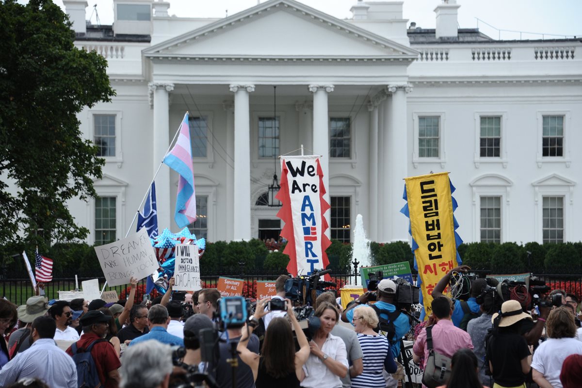 Manifestantes apoyan a inmigrantes soñadores del programa DACA en la protesta frente a la Casa Blanca. (AFP).