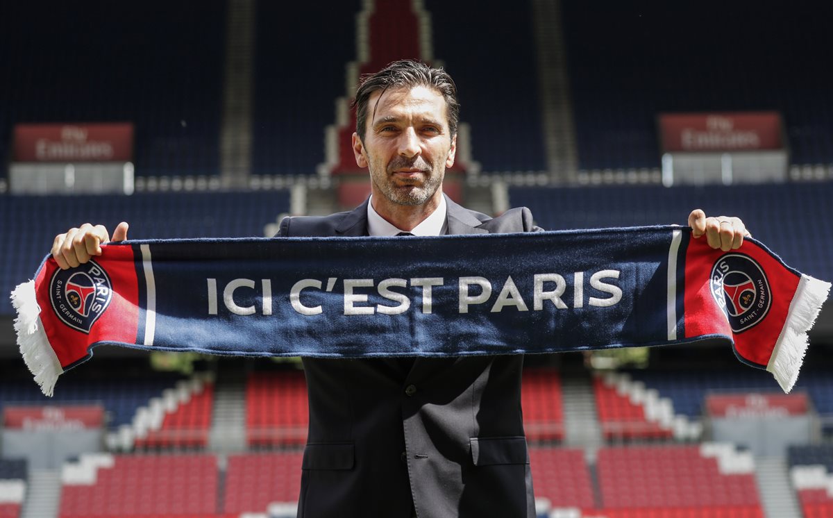 Gianluigi Buffon fue presentado este lunes como nuevo guardameta del París Saint-Germain. (Foto Prensa Libre: AFP)