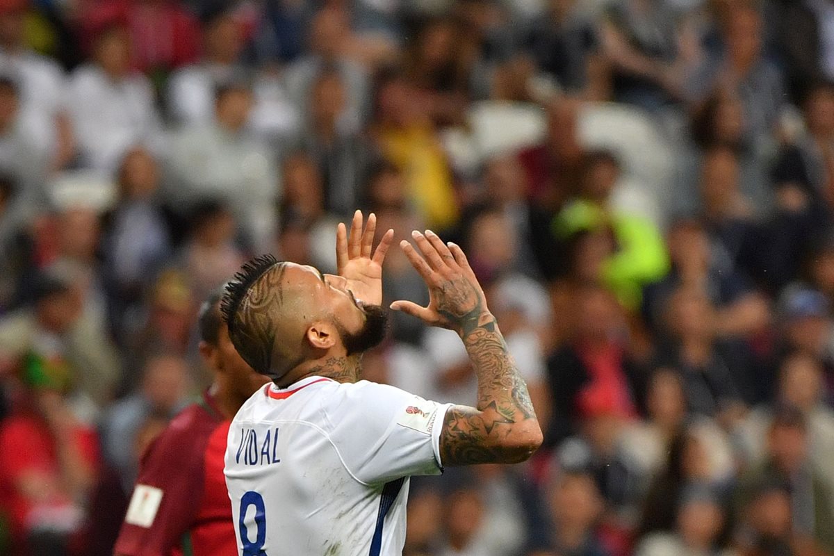 Arturo Vidal se lamenta después de cabecear desviado en una oportunidad de gol.