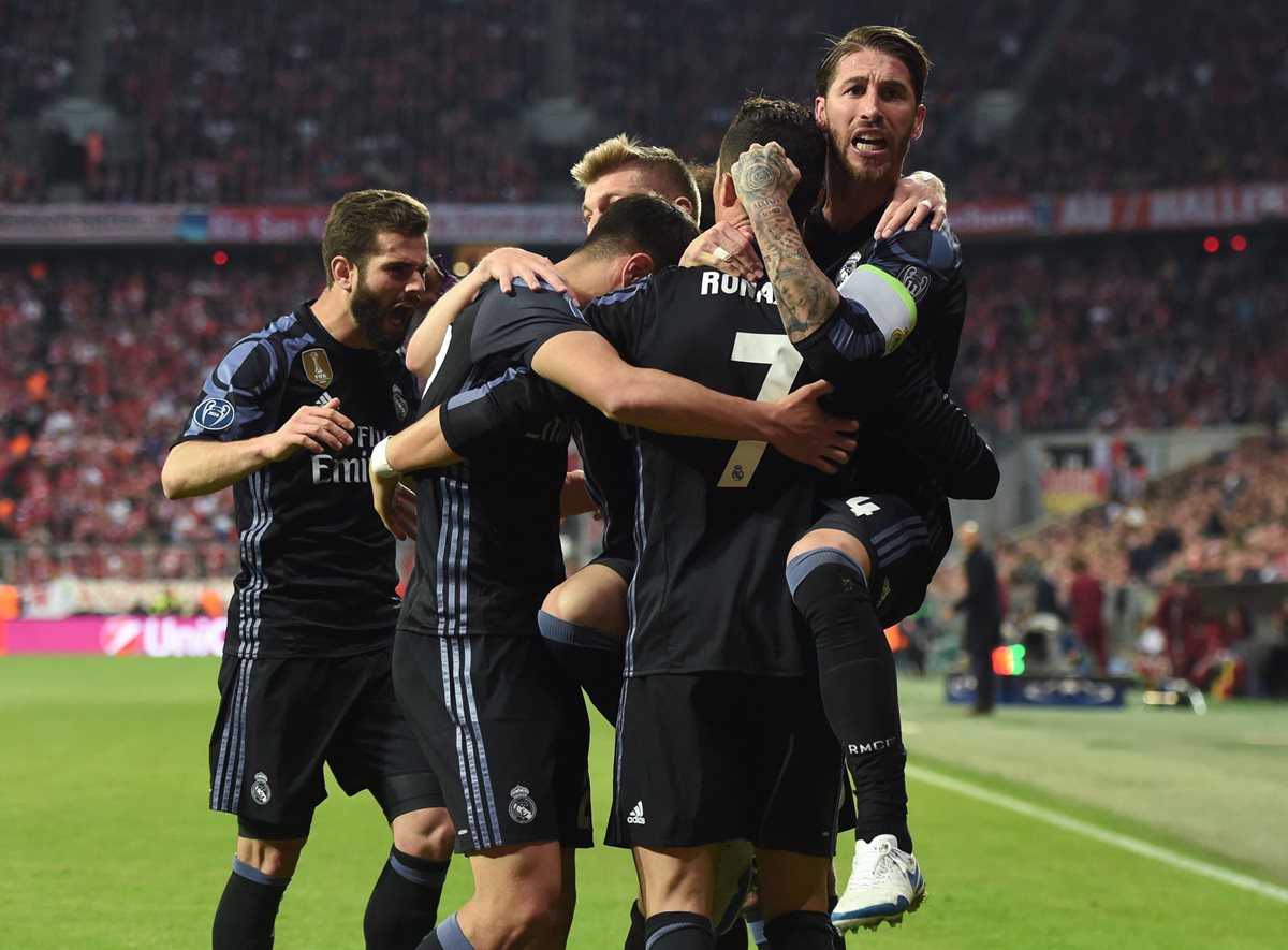 Los jugadores del Real Madrid felicitan a Cristiano Ronaldo luego de su anotación. (Foto Prensa Libre: AFP)