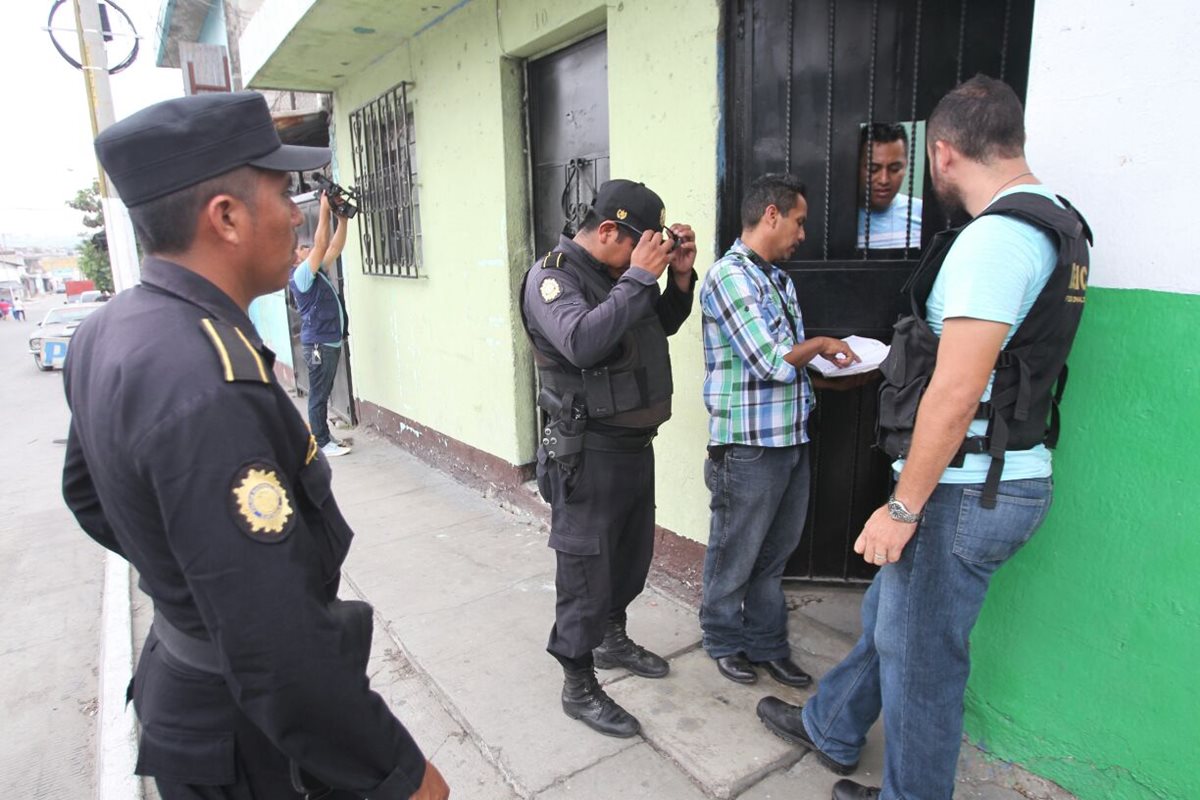 Fiscales y PNC durante el allanamiento donde se capturó a Coronado, el pasado lunes. (Foto Prensa Libre: Hemeroteca PL)