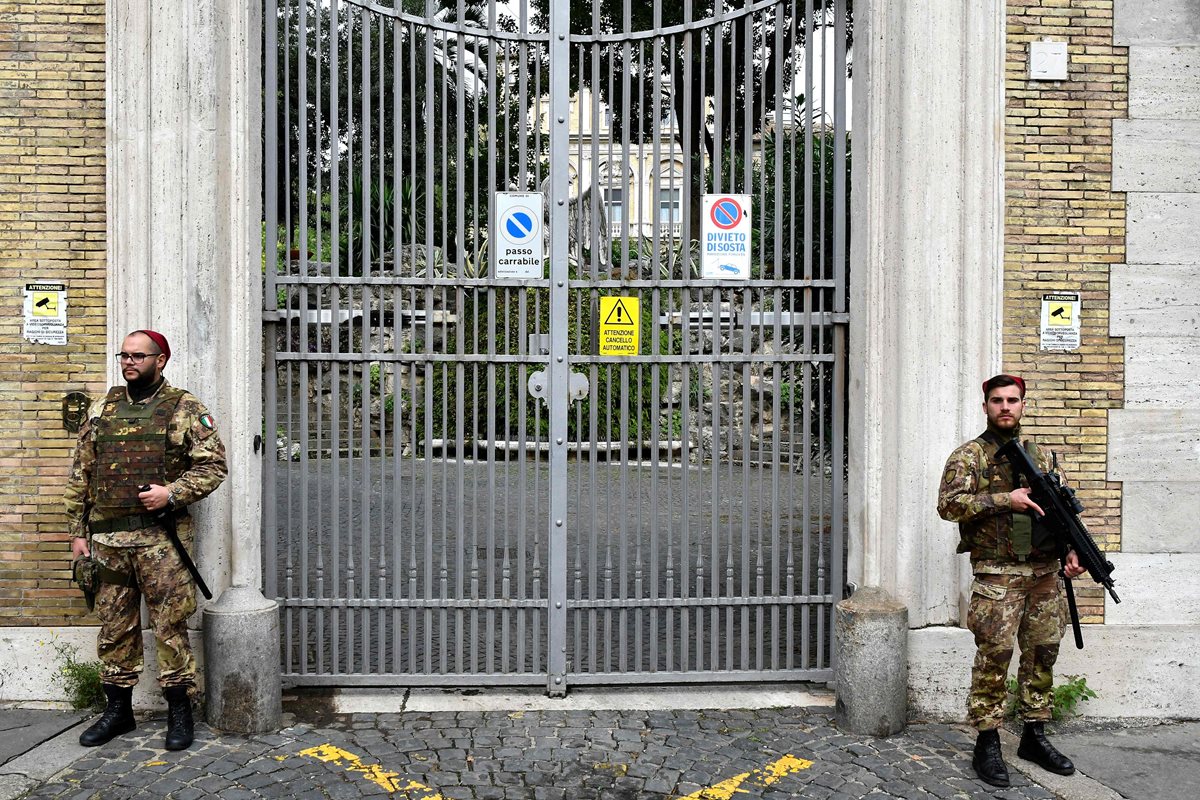 Soldados italianos custodian la nunciatura del Vaticano en Roma. (Foto Prensa Libre: AFP)