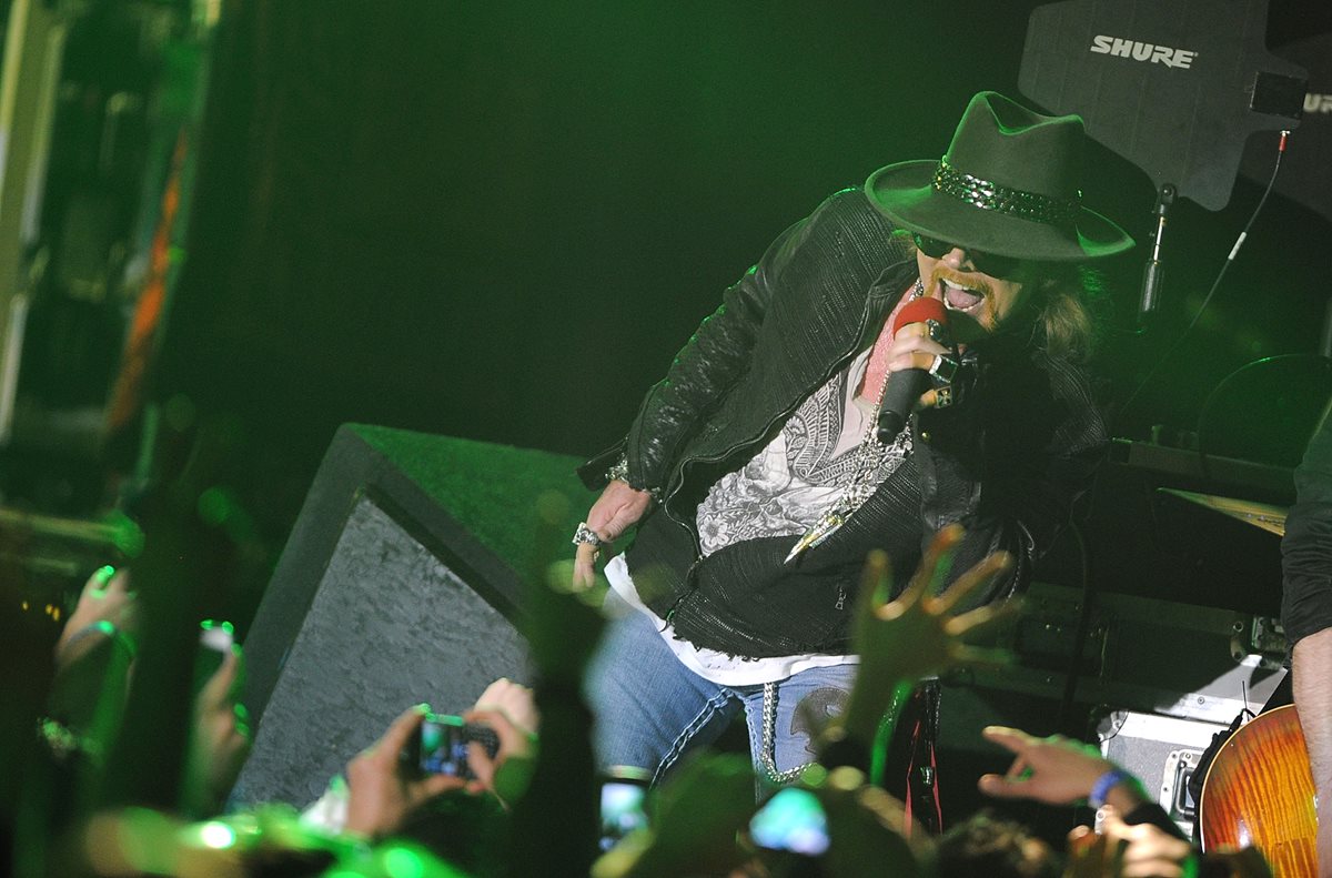 Guns N' Roses, liderada por Slash y Axl Rose, volverán a sonar con un nuevo lanzamiento de Appetite for Destruction (Foto Prensa Libre: AFP).