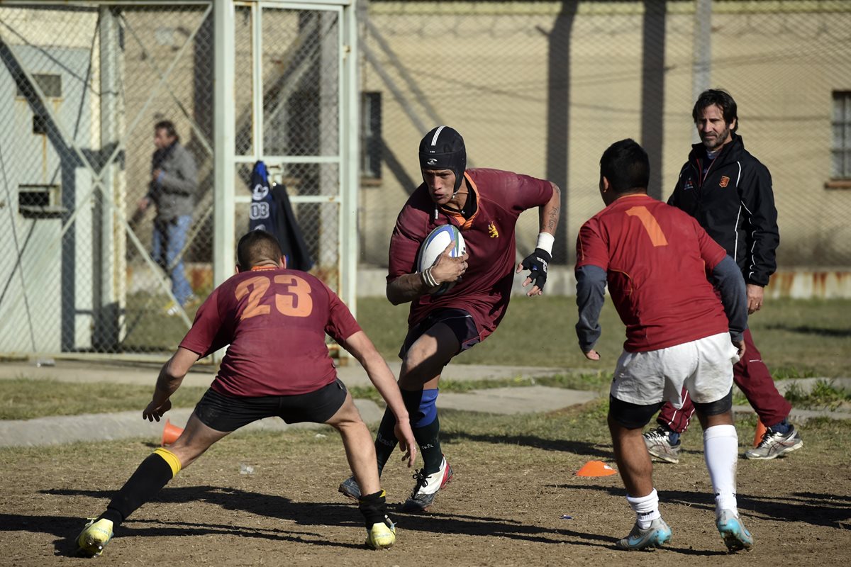 El rugby es un escape para decenas de presos de una cárcel en Argentina. (Foto Prensa Libre: AFP).