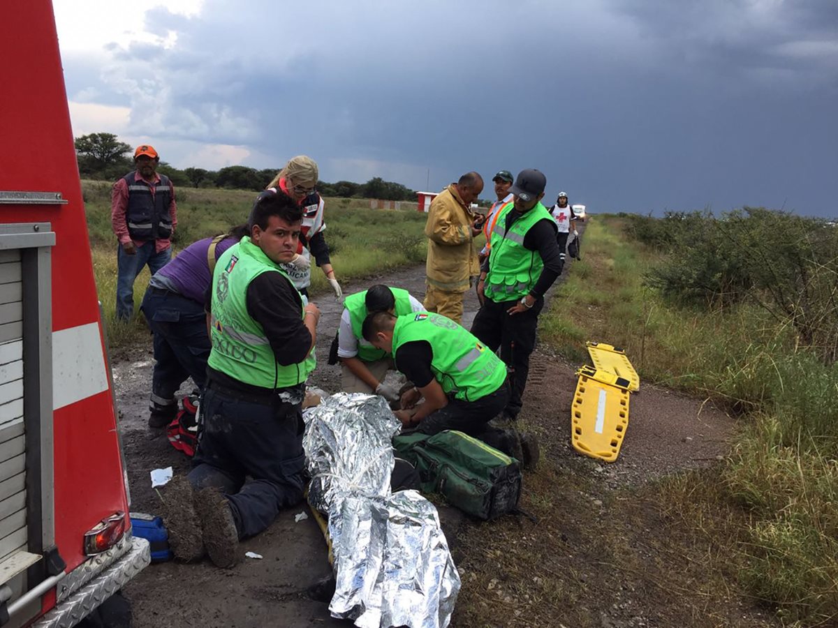 Socorristas atienden a pasajeros heridos. (Foto Prensa Libre: EFE)