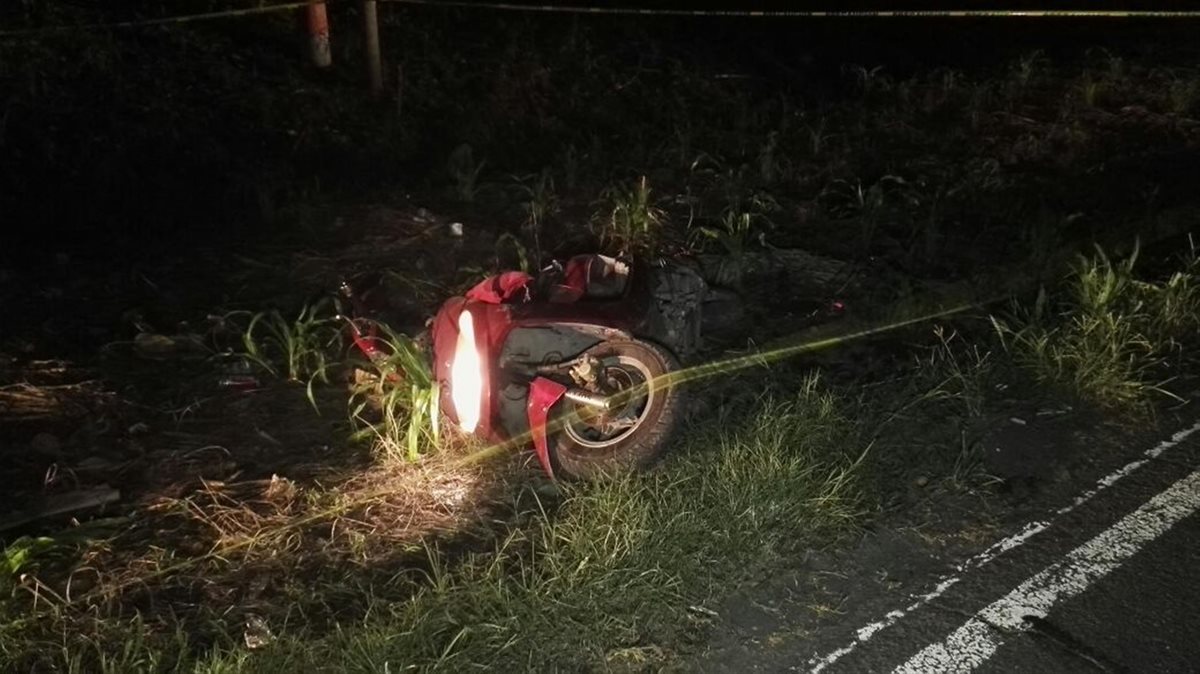 Motocicleta en la que se conducía López cuando fue atacado por desconocidos. (Foto Prensa Libre: Carlos Paredes)