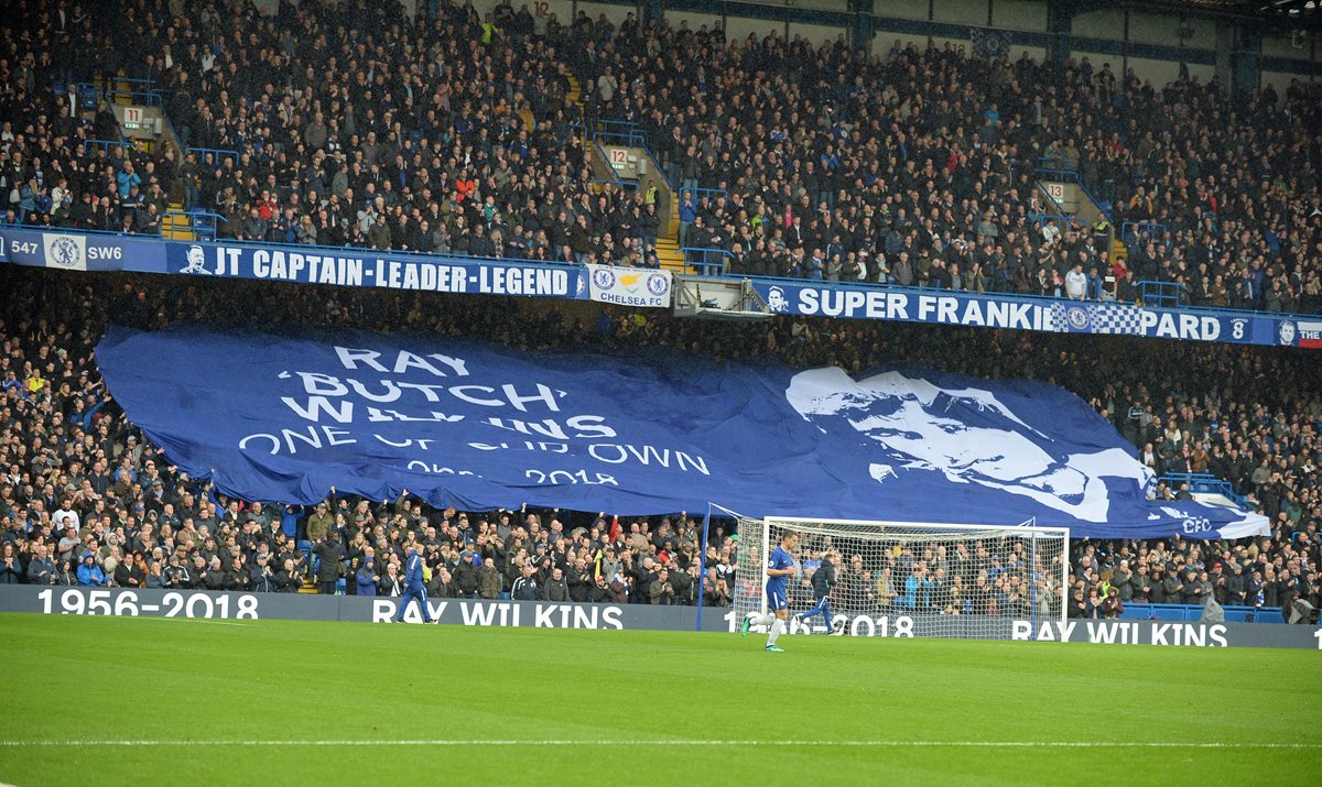 Los aficionados del Chelsea fueron mal tratados supuestamente por parte de la policía y los vigilantes de Barceona. (Foto Prensa Libre: AFP)