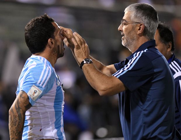 Carlos Tevez es asistido tras recibir el golpe en rostro. (Foto Prensa Libre: AFP)