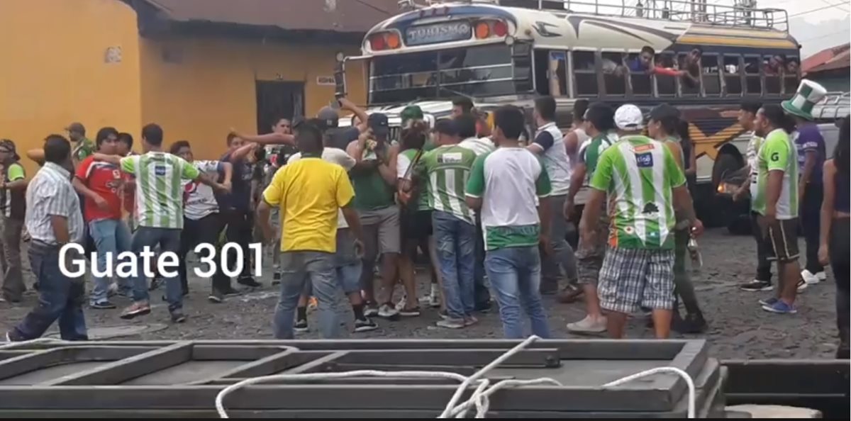 Aficionados de Antigua GFC protagonizaron la riña en las afueras del estadio Pensativo. (Foto Prensa Libre: Captura de Pantalla)