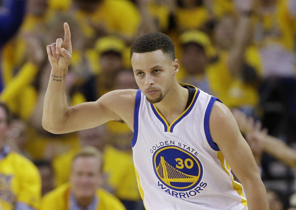 Stephen Curry ayudó con 24 puntos al triunfo de los Warriors sobre los Rockets de Houston. (Foto Prensa Libre: AP).