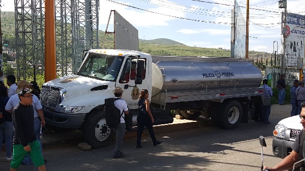 Los policías conducían el vehículo que fue bloqueado por los maestros en Oaxaca. (Foto Prensa Libre: EFE)