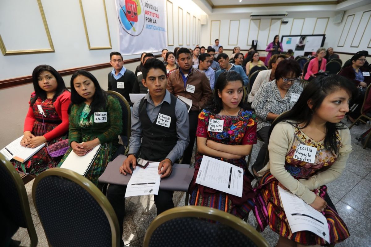 Jóvenes de varios sectores del país participan en el lanzamiento de la Red de Jóvenes Artistas por la Justicia Social. (Foto Prensa Libre: Érick Ávila)