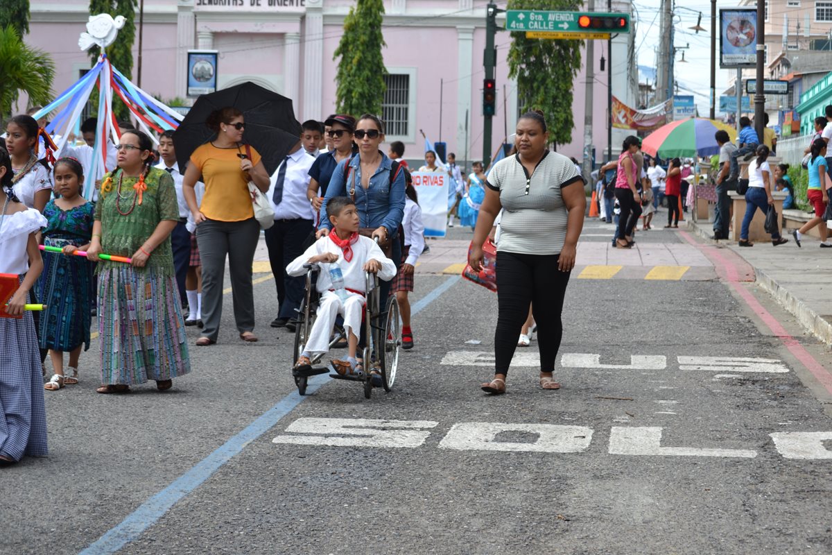 Un niño es acompañado durante las actividades de independencia en la cabecera de Chiquimula. (Foto Prensa Libre: Edwin Paxtor)