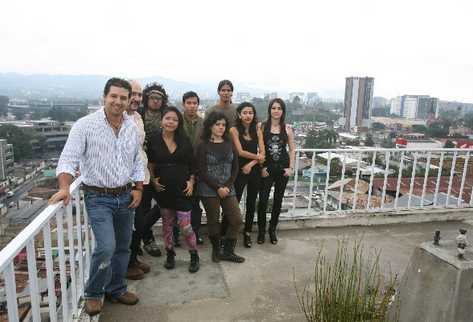 Henry Lewin, Alfredo Maúl, Emanuel Pulido, Morena Pérez, David Sánchez, Marcio Chamalé, Laura Rivera, Carlota Rivera y Renee  Celada participarán en Todos 4rte. (Foto Prensa Libre: Áxel Vicente)