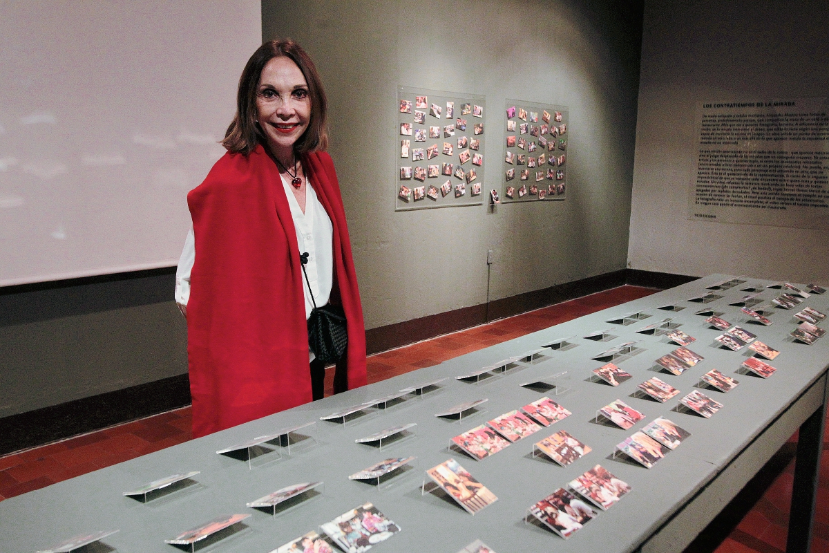 La artista visual Alejandra Mastro, junto a su obra El imperio de la mirada II. (Foto Prensa Libre, Ángel Elías)