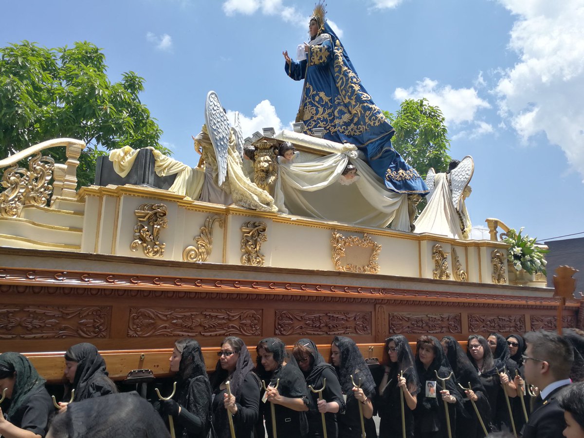 El cortejo de Jesús del Rescate es acompañado por la imagen de la Virgen de Dolores. (Foto Prensa Libre: Oscar García).