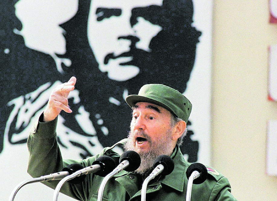 Fidel Castro, durante un mitin en la Plaza de la Revolución de Cuba en 1997. (Foto Prensa Libre: AFP).