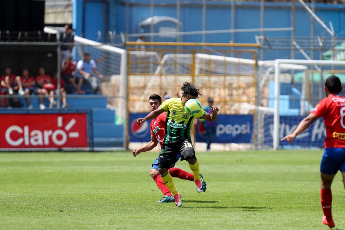 El partido fue muy pausado a causa de las faltas por parte de ambos equipos. (Foto Prensa Libre: Carlos Vicente)