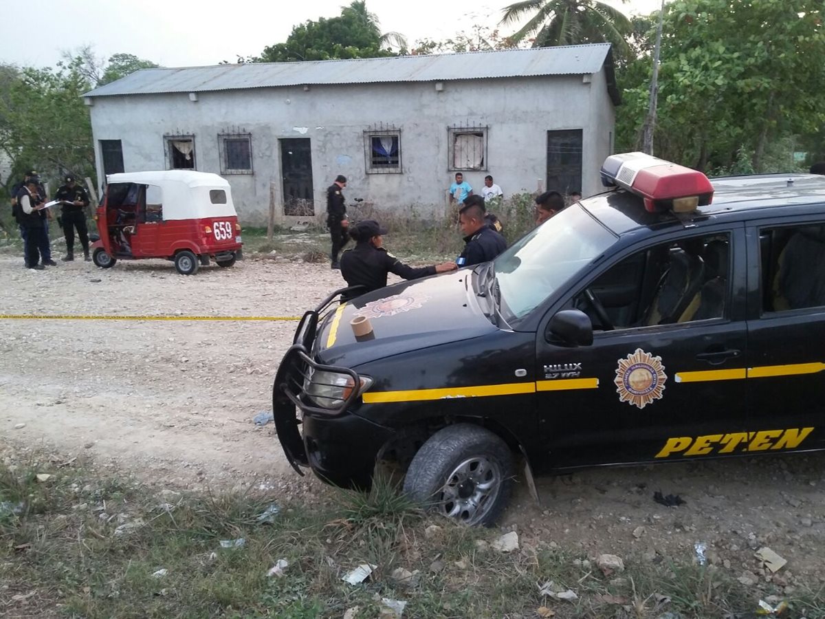 Francisco Caal Choc, piloto de mototaxi, murió por heridas cortantes, en el barrio El Panorama, San Benito, Petén. (Foto Prensa Libre: Rigoberto Escobar)