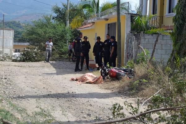 Un hombre que se conducía en motocicleta fue ultimado en la cabecera de Chiquimula. (Foto Prensa Libre: Edwin Paxtor)<br _mce_bogus="1"/>