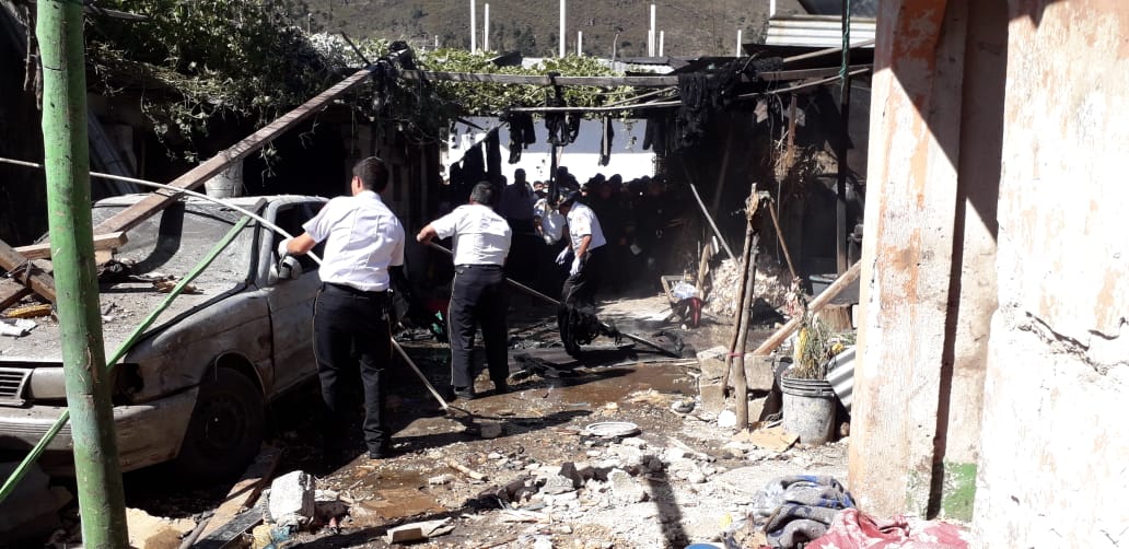 Los socorristas trabajaron varias horas para controlar el siniestro. (Foto Prensa Libre: Bomberos Voluntarios)