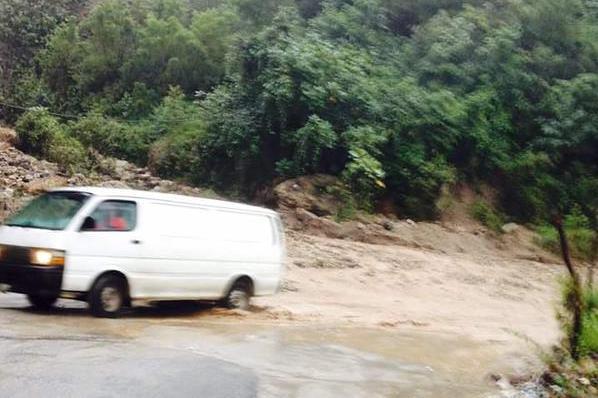 Un microbús transita con dificultad en el km 113 de la ruta que conduce de Sololá a Panajachel, en el Cerro Lec. (Foto Prensa Libre: Twitter @MetGt)