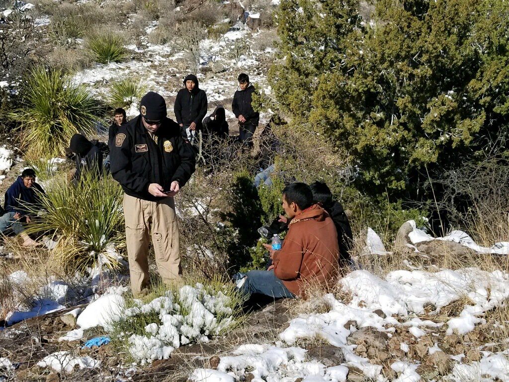 Los migrantes guatemaltecos andaban perdidos en el desierto de Texas cuando una tormenta invernal azotó la región de Big Bend. (Foto Prensa Libre: CBP)