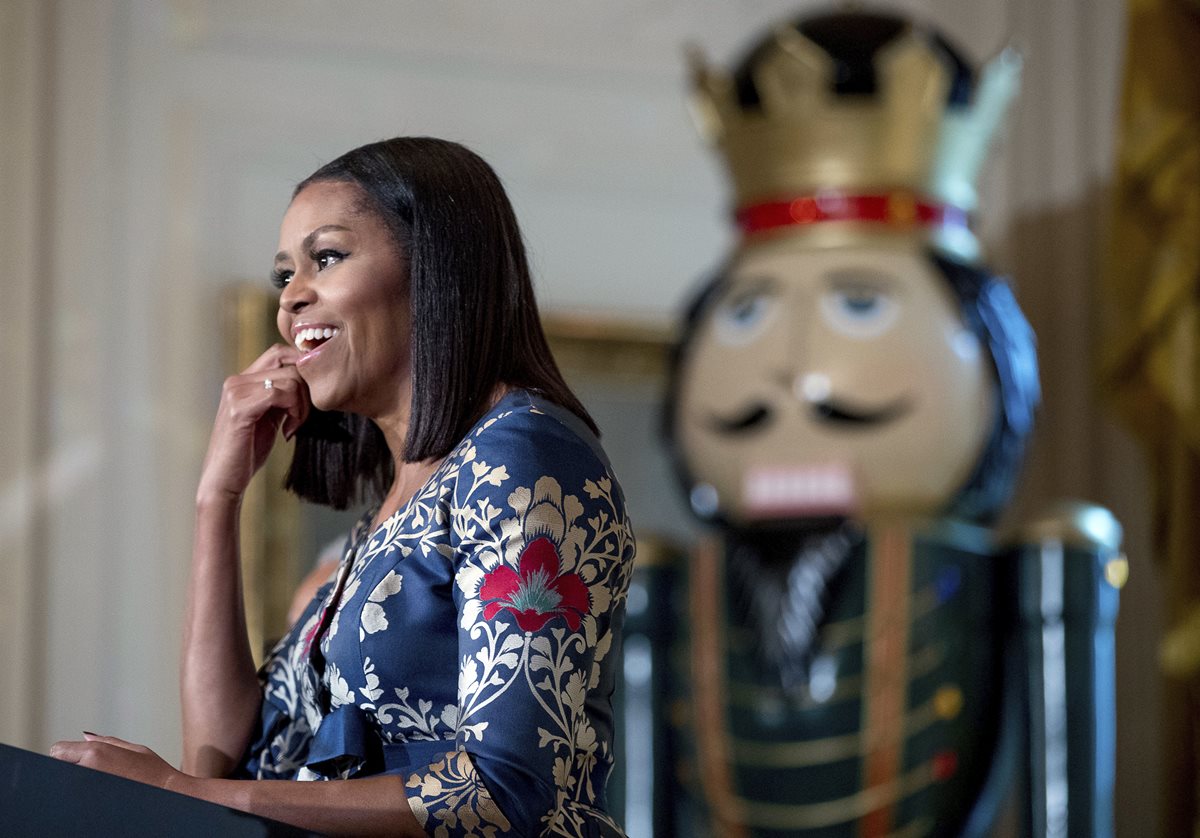 Michelle Obama, esposa del presidente de EE. UU., Barack Obama, durante una actividad navideña en la Casa Blanca. (Foto Prensa Libre: AP).