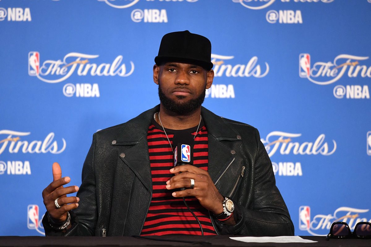 La figura de los Cavs, LeBron James, no ocultó su tristeza después de la derrota. (Foto Prensa Libre: AFP)