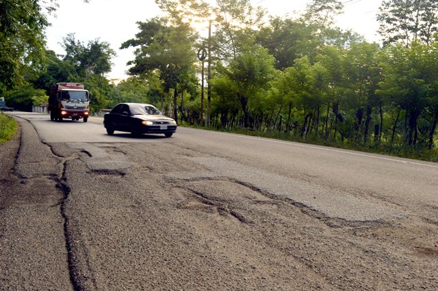 En la ruta hacia Río Dulce, muchos vehículos deben cruzarse entre los carriles para esquivar los baches en el trayecto. (Foto Prensa Libre: Dony Stewart)