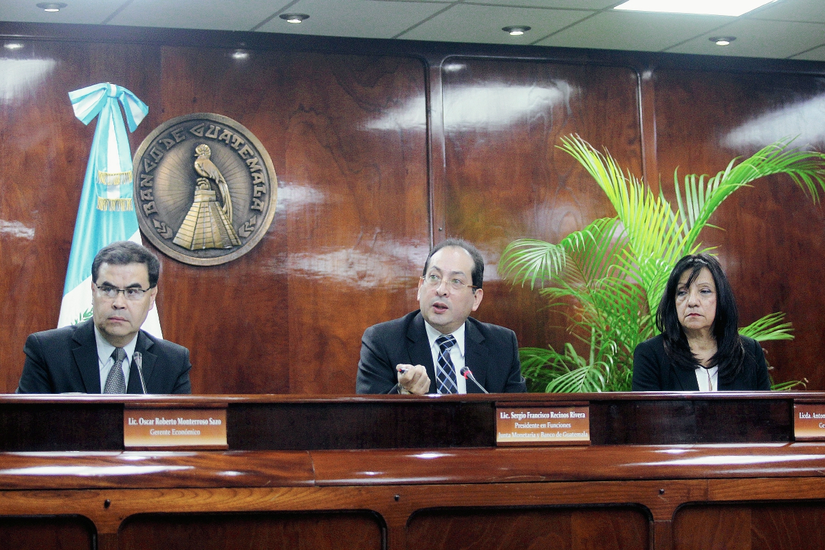 Sergio Recinos, vicepresidente del Banco de Guatemala y de la Junta Monetaria, presidió la conferencia de prensa en ausencia del presidente titular, Julio Suárez. (Foto Prensa Libre: Óscar Rivas).