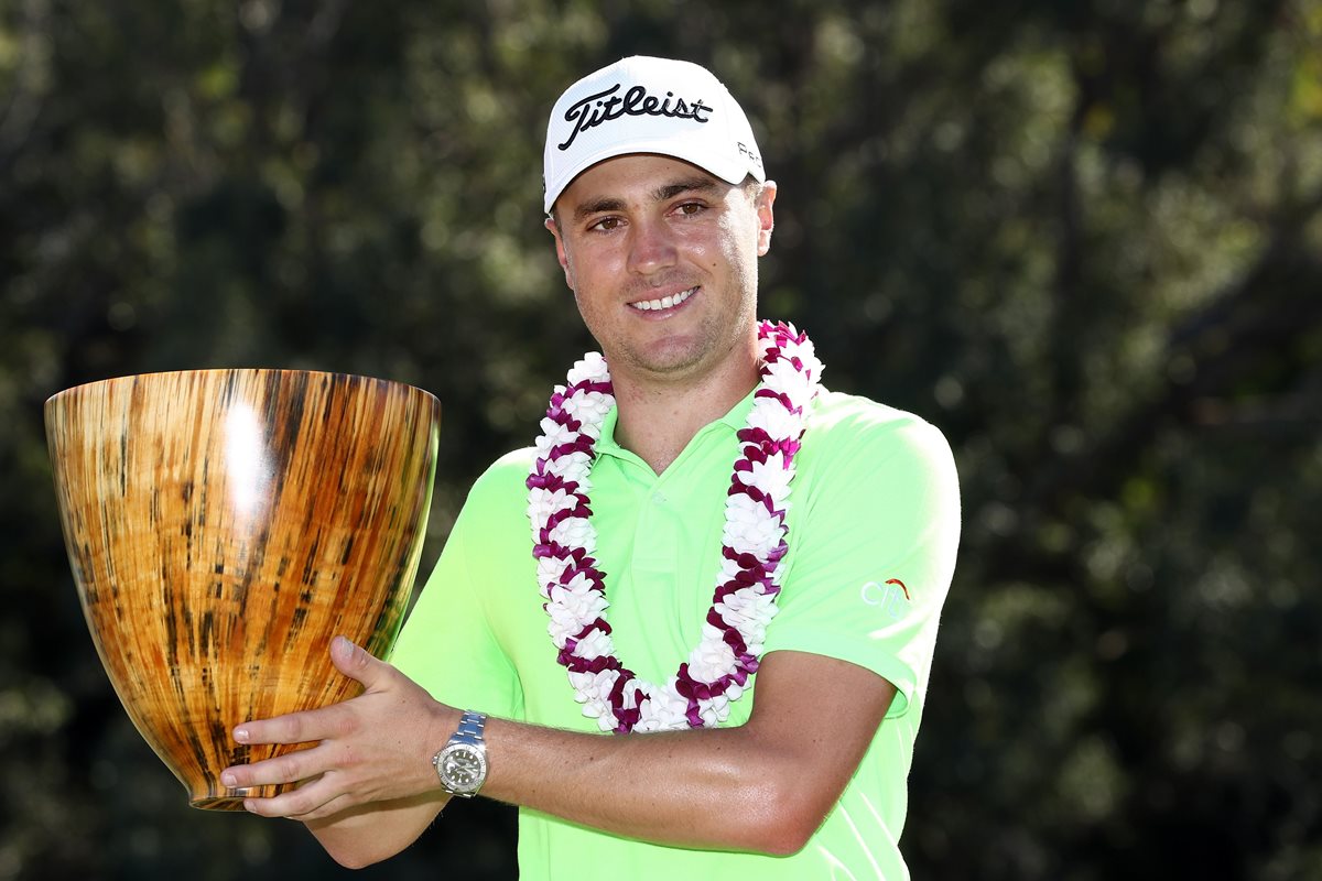 Justin Thomas muestra el trofeo luego de ganar la primera parada del Tour del 2017. (Foto Prensa Libre: AFP)