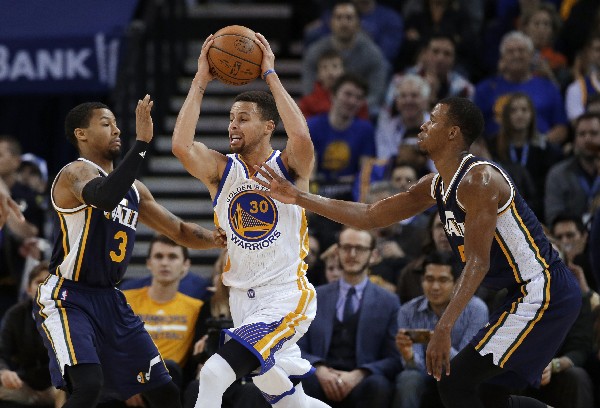 Stephen Curry (centro) ha sido pieza clave en los Warrios. (Foto Prensa Libre: AP)