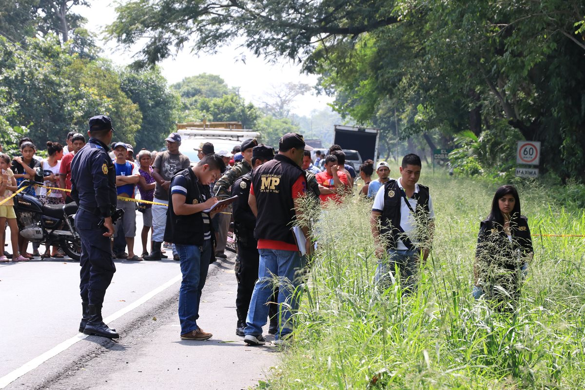 Autoridades trabajan en el lugar del hallazgo del doble crimen. (Foto Prensa Libre: Enrique Paredes)