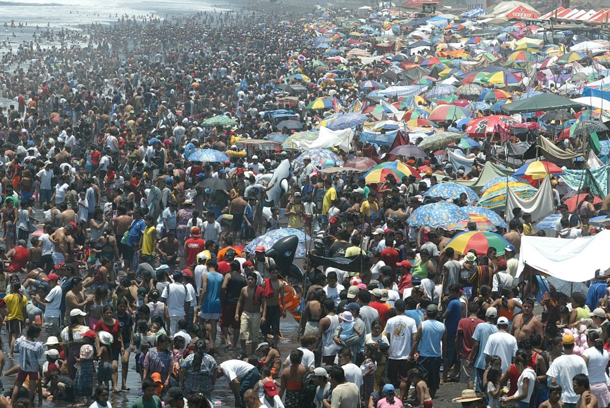 Varias guatemaltecos acostrumbran a viajar a las playas del pacífico a vacacionar por su cercanía a la ciudad. (Foto Prensa Libre: Hemeroteca)