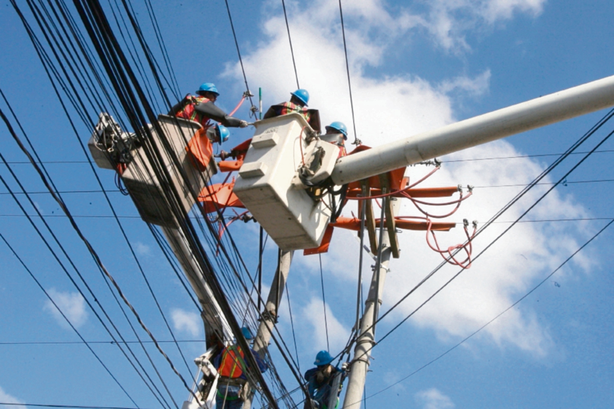 Cada año, las distribuidoras de electricidad tienen la obligación de efectuar una encuesta entre usuarios. (FOTO PRENSA LIBRE: ESBIN GARCIA)