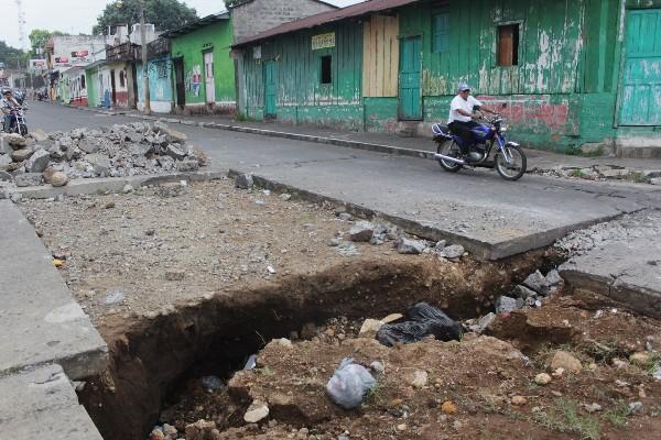 Vecinos lanzan basura en agujero que se formó por negligencia de la comuna.