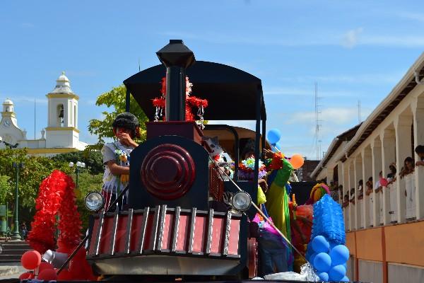 un tren   carroza fue el atractivo.