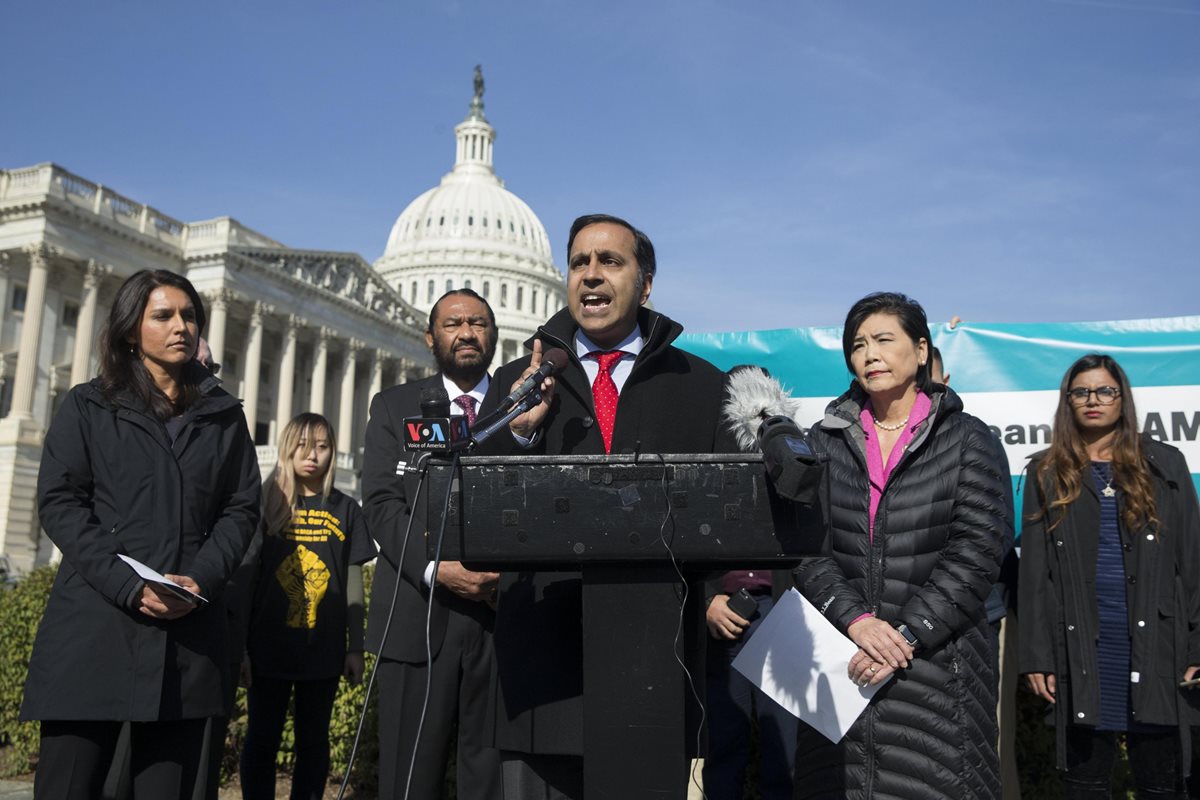 representante demócrata para Illinois, Raja Krishnamoorthi (c), ofrece un discurso en favor de una ley de reforma migratoria junto al Congreso.(EFE).