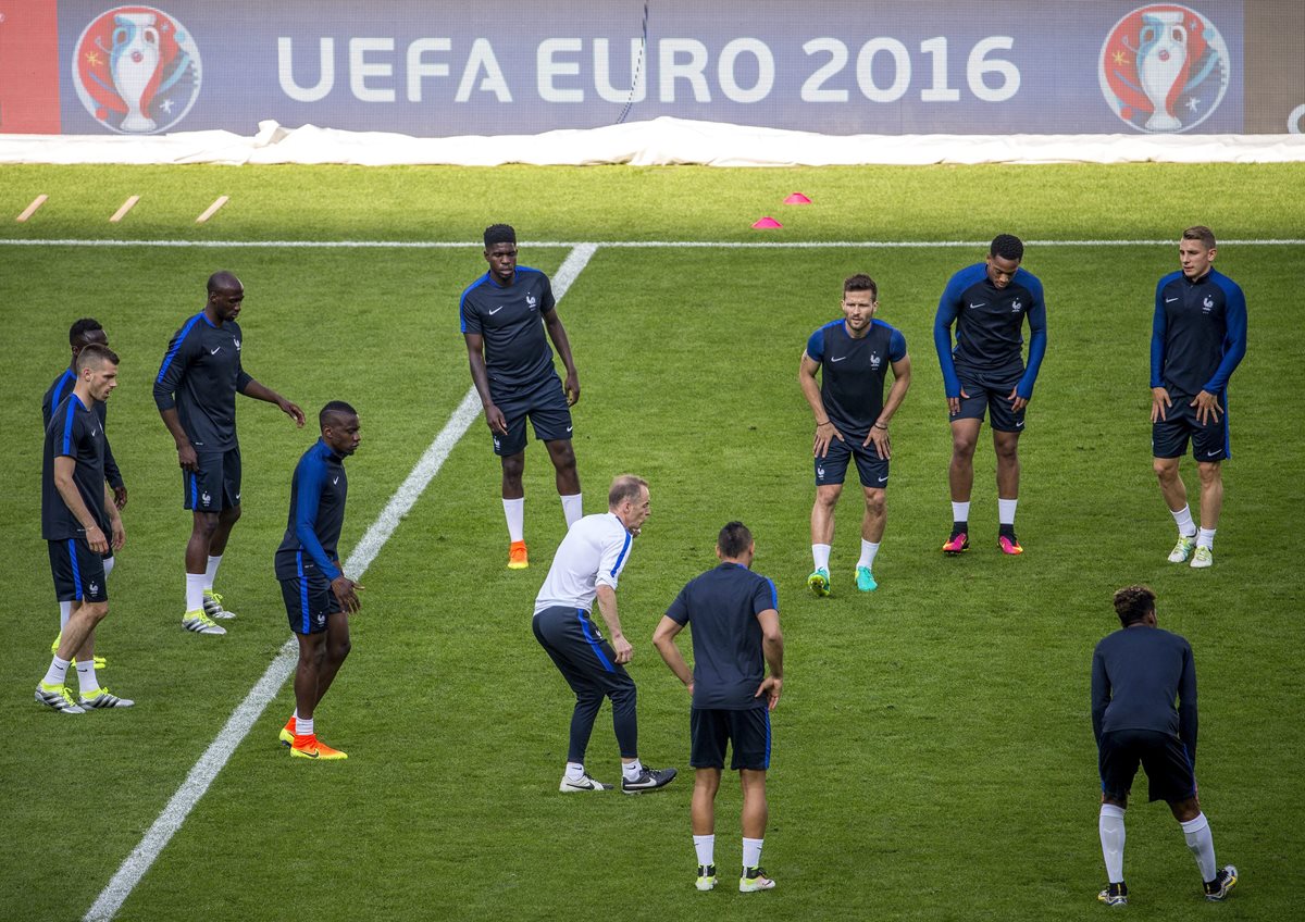 Francia tiene la misión de hacerse respetar en "su" Eurocopa. (Foto Prensa Libre: EFE)