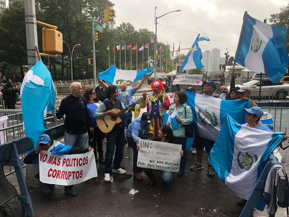 Grupo de migrantes lanza consignas contra Jimmy Morales frente a la sede de la ONU en Nueva York. (Foto Prensa Libre: Cortesía de Bryant Paredes)