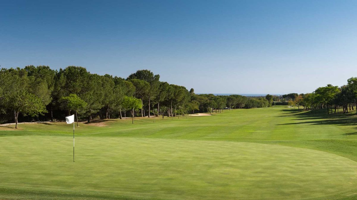 El campo de golf que tendrán a disposición los jugadores del Liverpool  donde se hospedará. (Foto Prensa Libre: Redes)