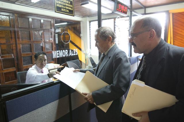 Ovidio Girón y Edgardo Enriquez, del IDPP, presentan una acción en la CC. (Foto Prensa Libre: Erick Ávila)