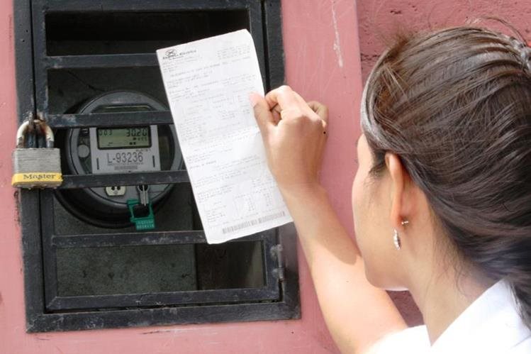 A partir de este mes de enero 2017 los usuarios subsidados en tarifa social percibirán aumentos en el cobro de la energía por disminución del subsidio.(Foto, Prensa Libre: Hemeroteca PL)