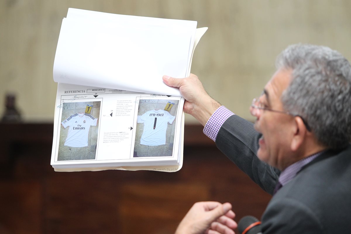 El presidente del Juzgado B de Mayor Riesgo, Miguel Ángel Gálvez muestra la evidencia del caso Cooptación del Estado. (Foto Prensa Libre: Érick Ávila)