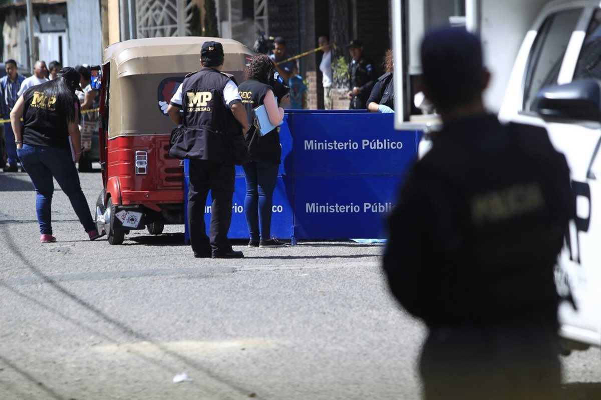 El piloto de un tuc tuc murió en la zona 7 Colonia Quinta Samayoa, luego de que dos sujetos le dispararan en el cráneo y tórax (Foto Prensa Libre: Carlos Hernández).